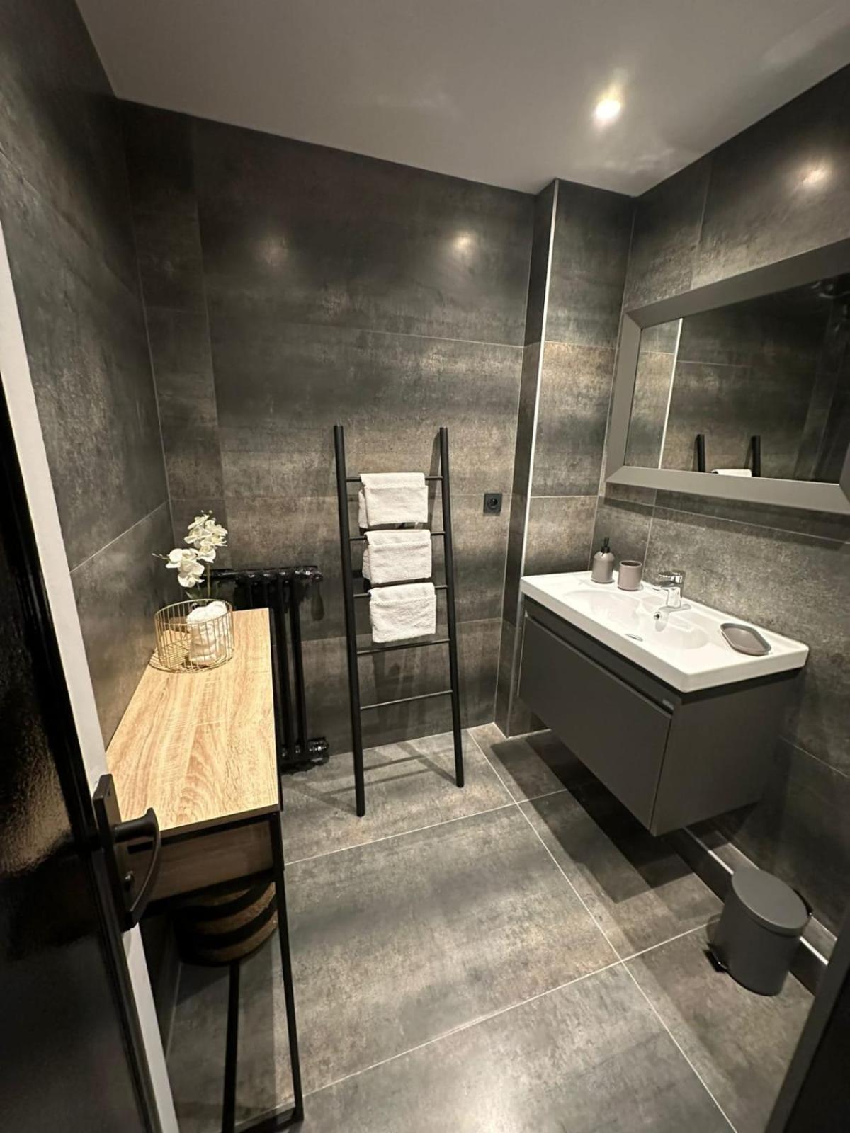 Contemporary For 4 People With Balcony Near Gratte-ciel Villeurb *