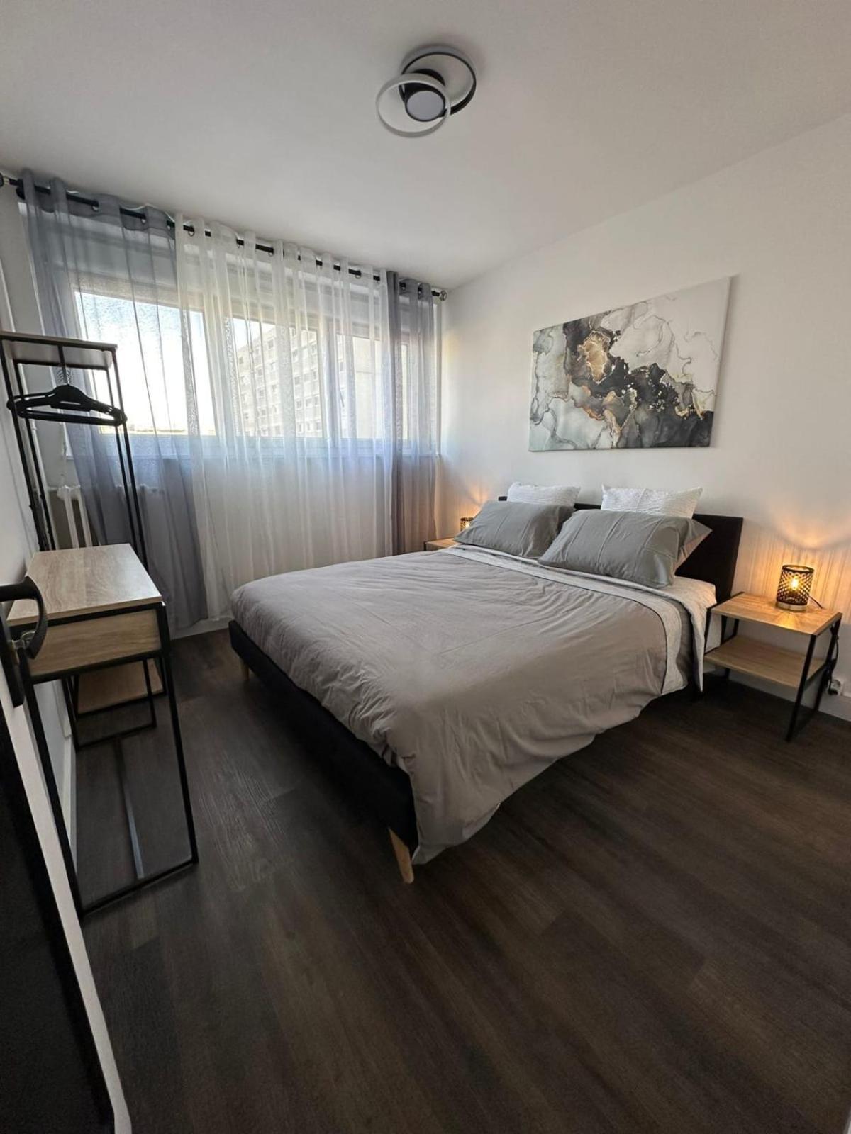 Contemporary For 4 People With Balcony Near Gratte-ciel Villeurb Appartement