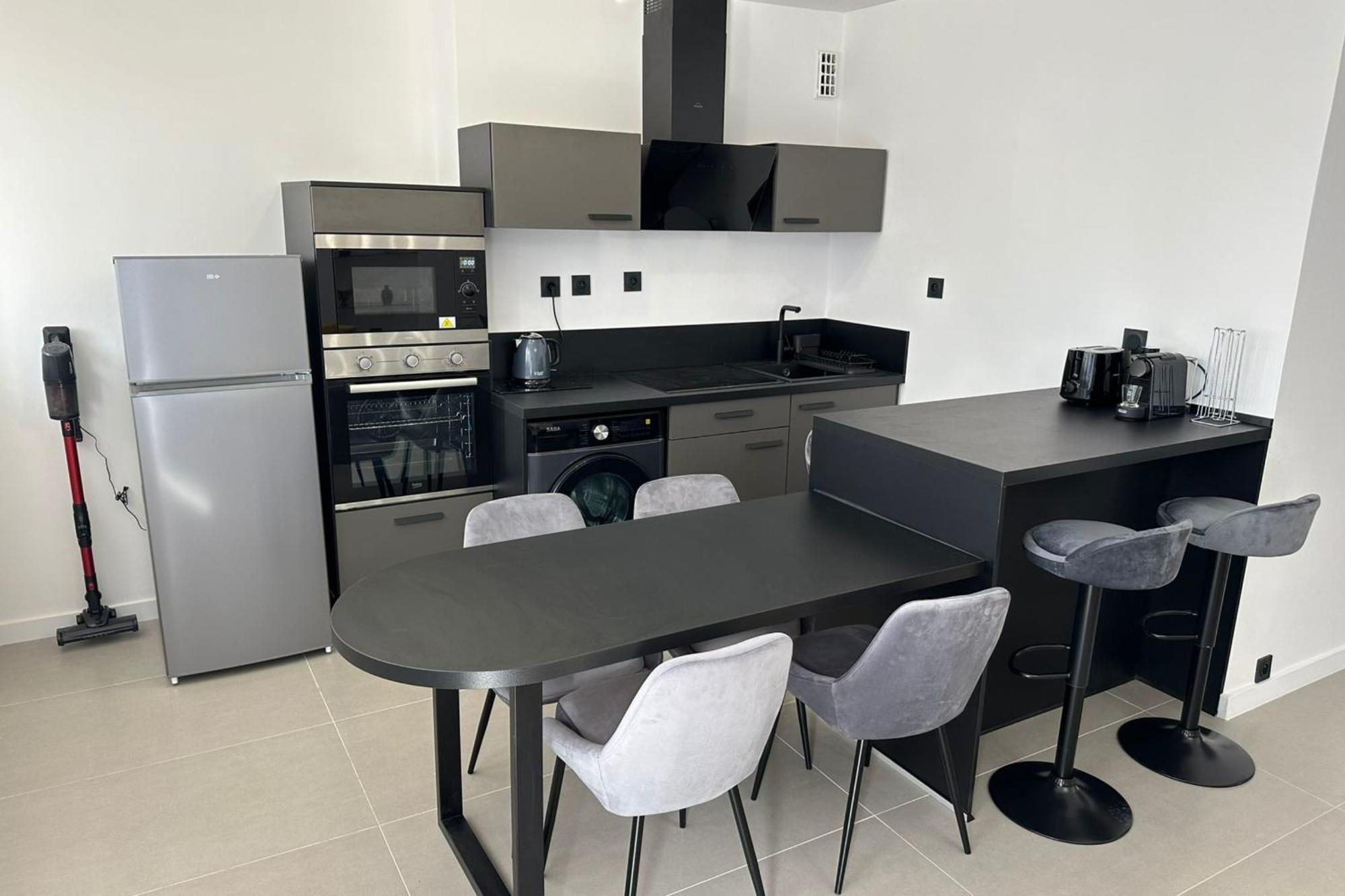 Contemporary For 4 People With Balcony Near Gratte-ciel Villeurb Villeurbanne