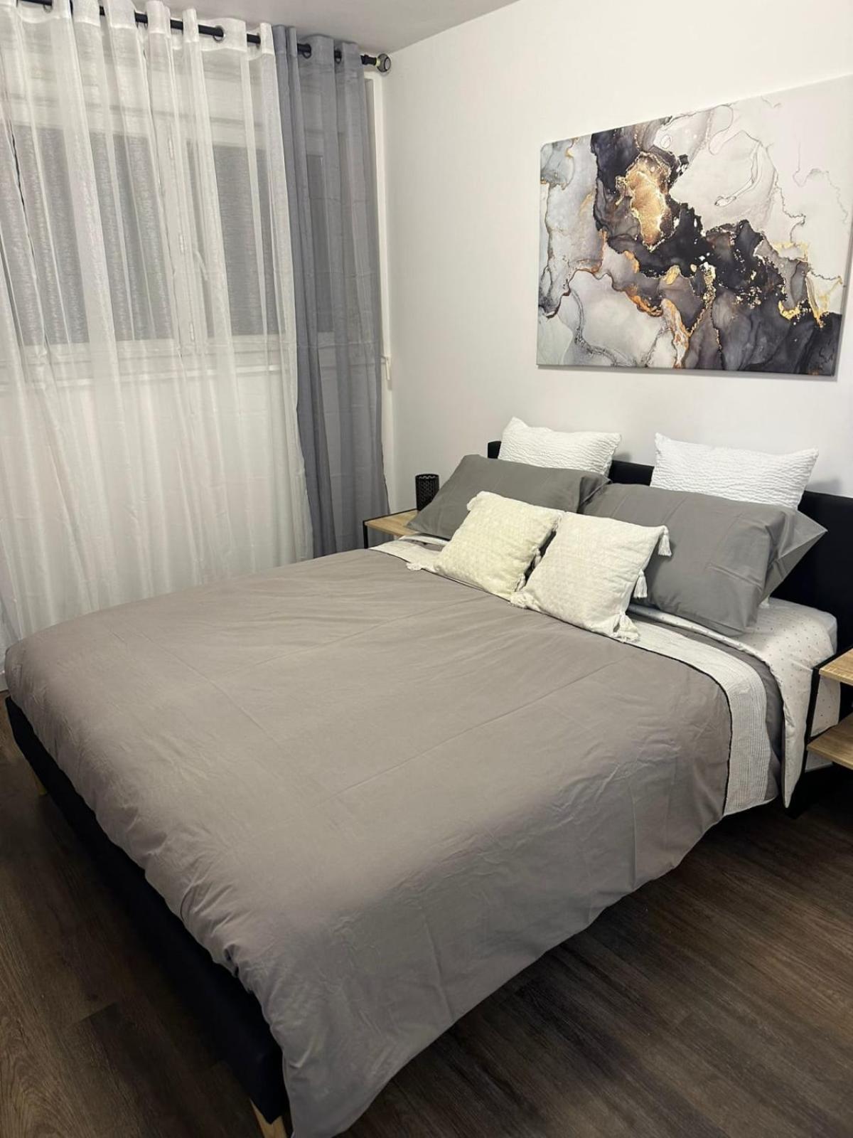 Contemporary For 4 People With Balcony Near Gratte-ciel Villeurb